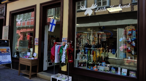 Ladenlokal mit 2 Fensterscheiben und skandinavischer Dekoration