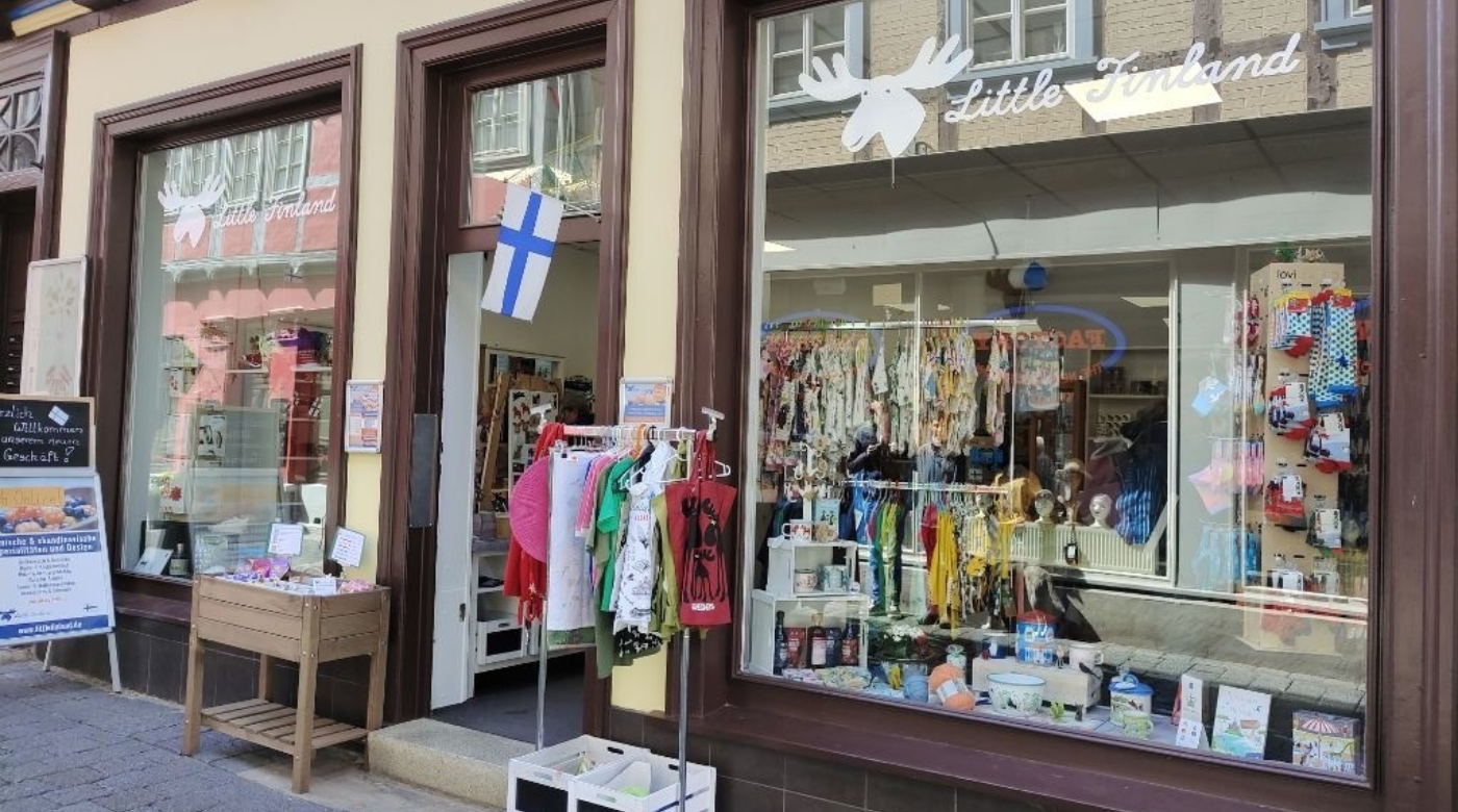 Ladenlokal mit 2 Fensterscheiben und skandinavischer Dekoration