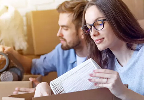 Paar packt Umzugskartons aus