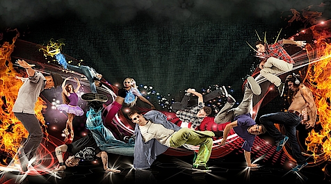 Paar in blauen Hemden tanzt eng umschlungen vor weißem Hintergrund.