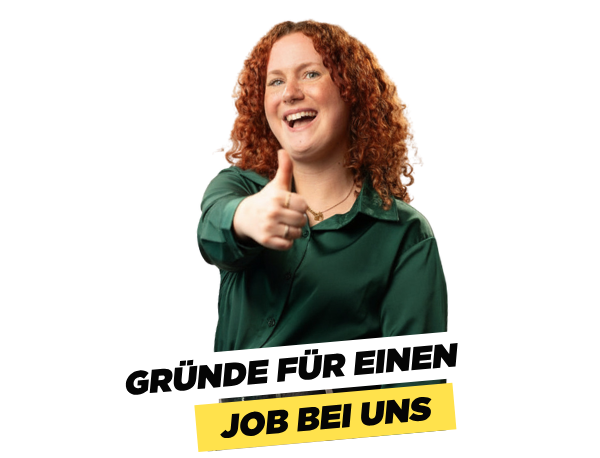 Junge Frau zeigt mit beiden Händen nach unten auf den Schriftzug „Gründe für einen Job bei uns“