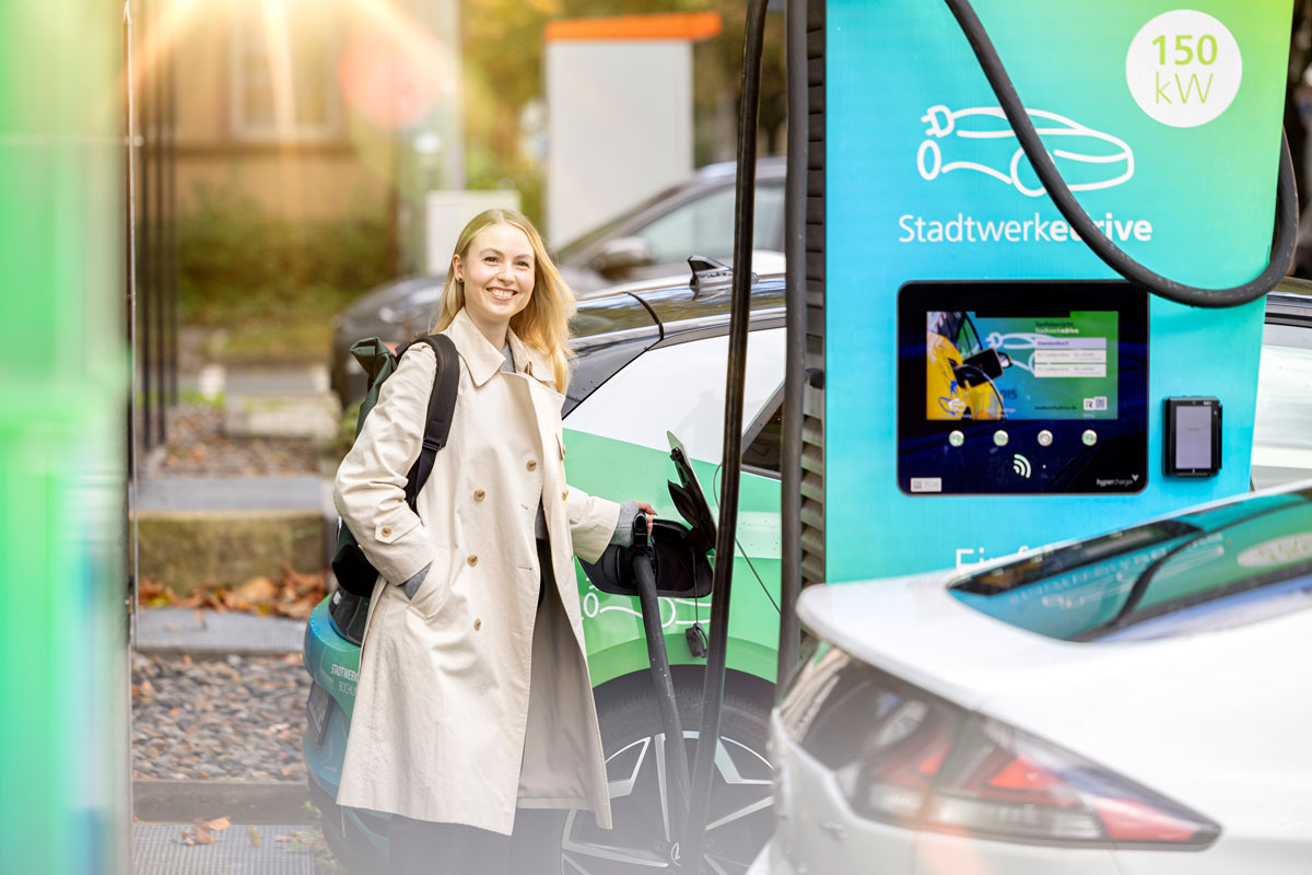 Frau lädt Elektroauto an Stadtwerke Bochum Ladestation