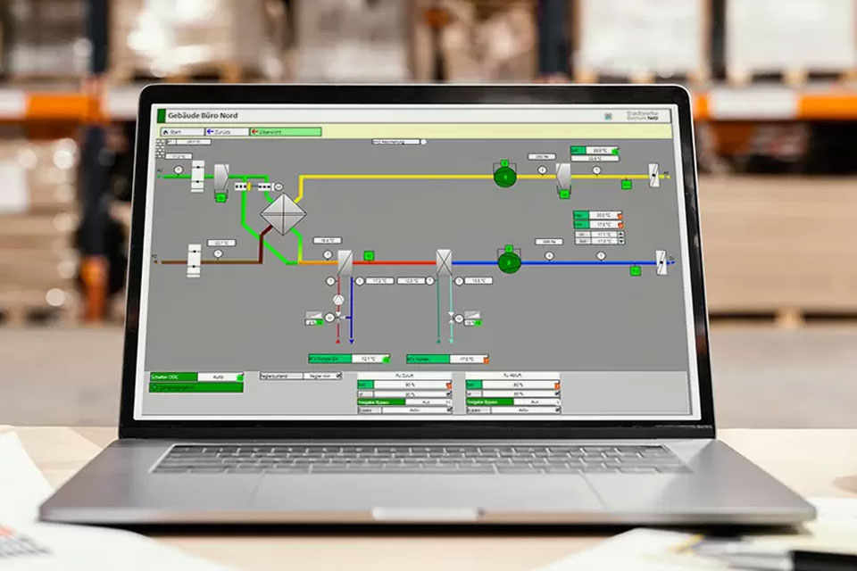 Laptop mit grafischer Darstellung der Gebäudeleittechnik