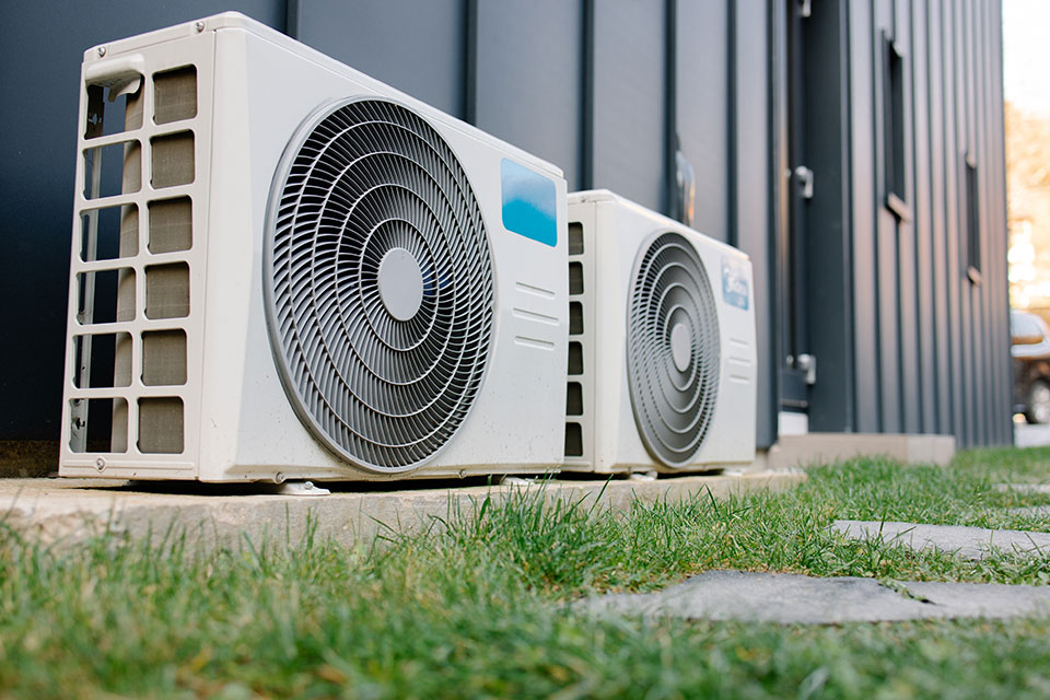 Außenansicht von zwei Klimageräten an einem Gebäude