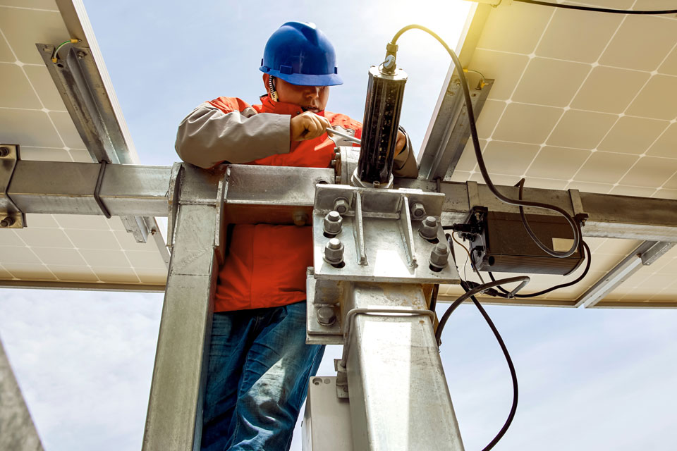 Facharbeiter repariert Solar Panel (Foto: 2021 Jenson/Shutterstock.com)