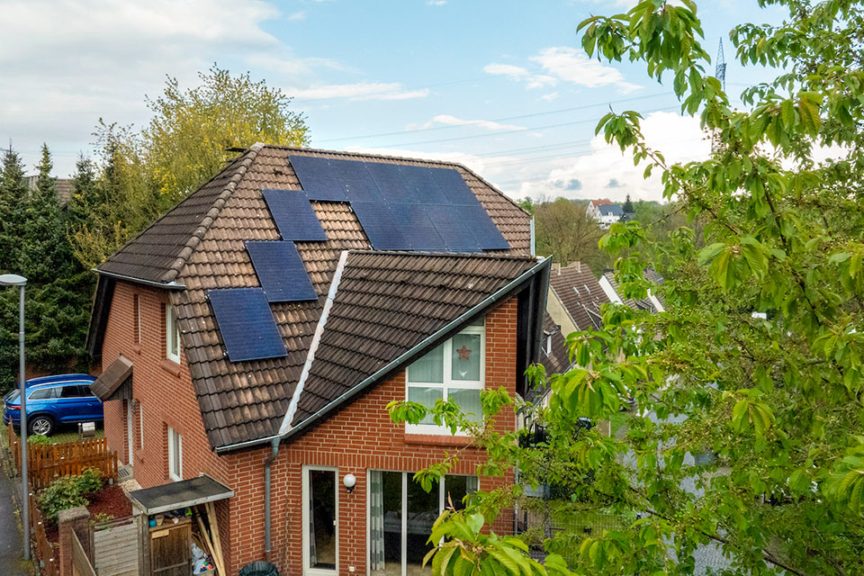 Haus mit PV-Anlage (Foto: www.saschakreklau.de)