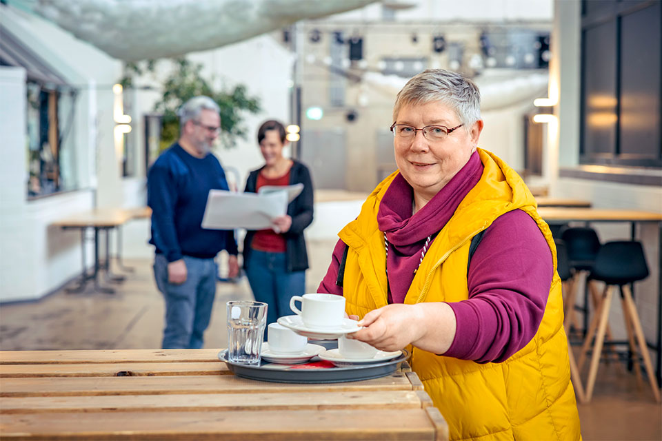 Heike Schubert mit Tasse (Foto: MARTIN LECLAIRE PHOTOGRAPHIE BOCHUM)