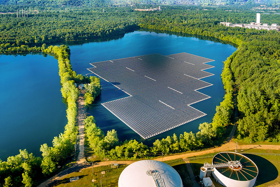 Luftaufnahme der schwimmenden Solarpaneele-Zellplattform am See. Foto: photovs/istockphoto.com 