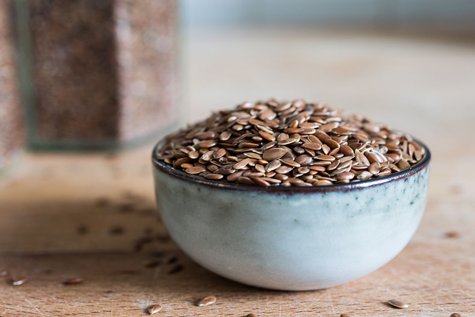 Schüssel mit Leinsamen (Foto:pinot-noir/shutterstock.com)