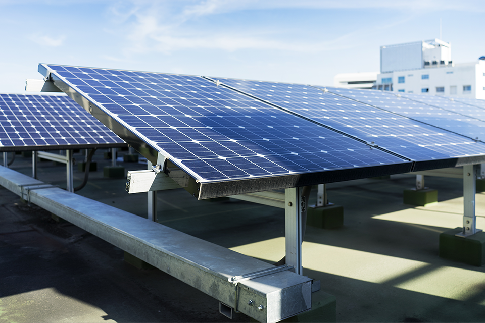 Photovoltaikmodule auf einem Dach (Foto: Yong006/Shutterstock.com)