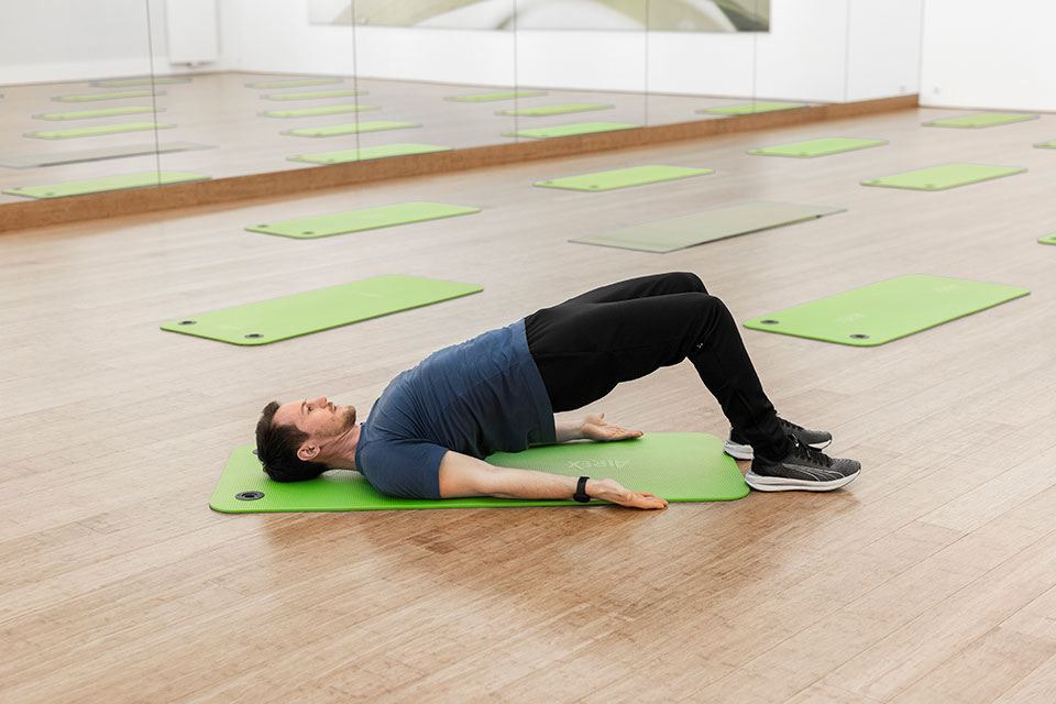 Fitnessübung Beckenbrücke Foto: Marcel Kusch