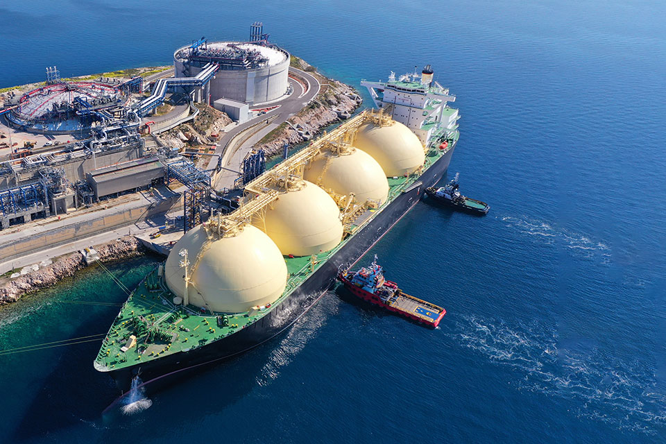 Tank-Schiff an einem LNG-Terminal (Foto: Aerial-motion/Shutterstock.com)