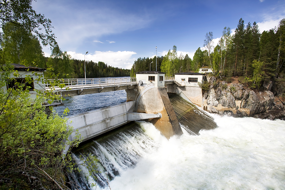 Wasserkraftwerk an einem Fluss. Foto: Tyler Olson/ Shutterstock