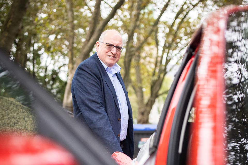 Elektroauto lädt bei der Caritas Bochum (Foto: Marcel Kusch)