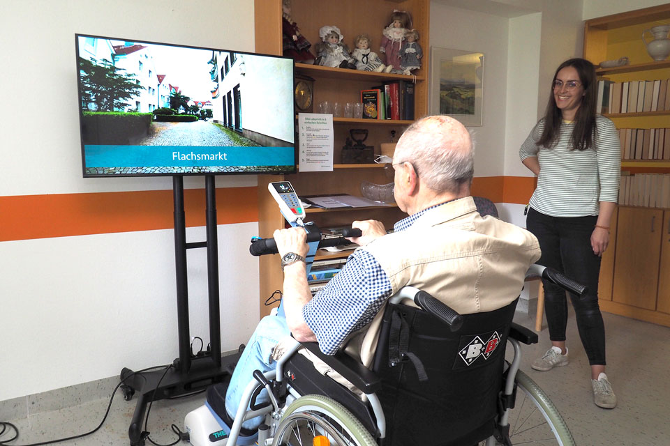 Wolfgang Hohneiker (Bewohner) und Katharina Jongebloed (Leiterin Quartiersprojekt „Miteinander und nicht allein“) (Foto: C. Seibel/DRK Bochum)