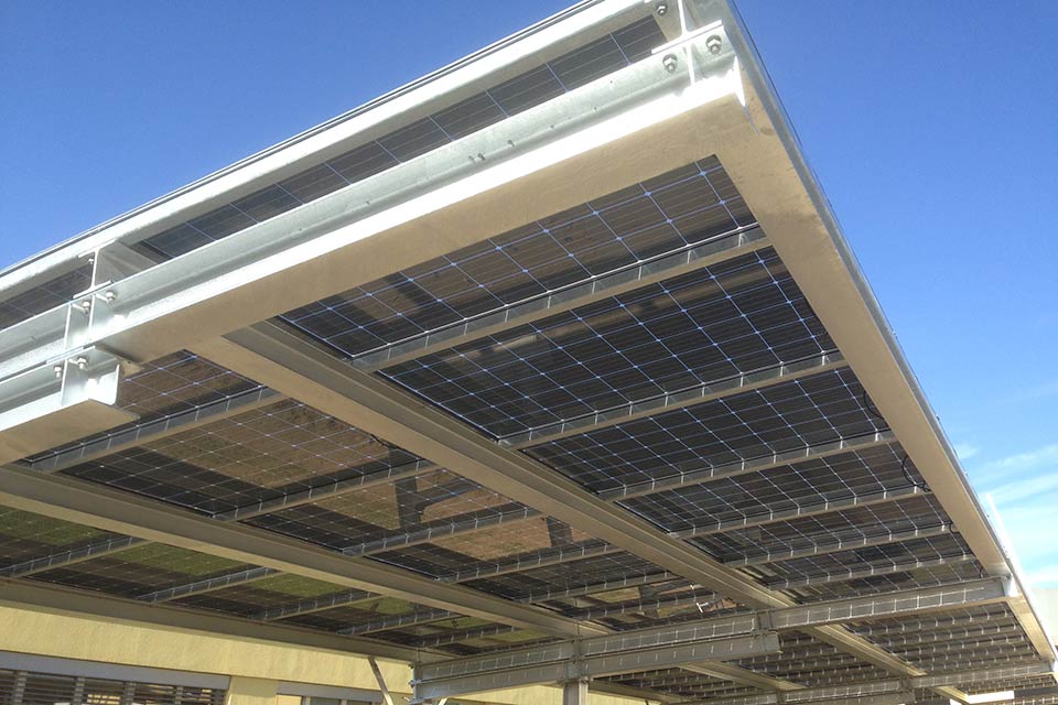 Solarmodule ueber Autobahn (Abbildung: LABOR3 Architektur)