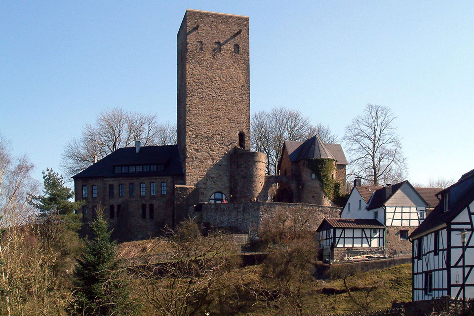 Burg Blankenstein in Hattingen (Foto: Bstone, CC BY-SA 3.0, https://commons.wikimedia.org/w/index.php?curid=2454007)