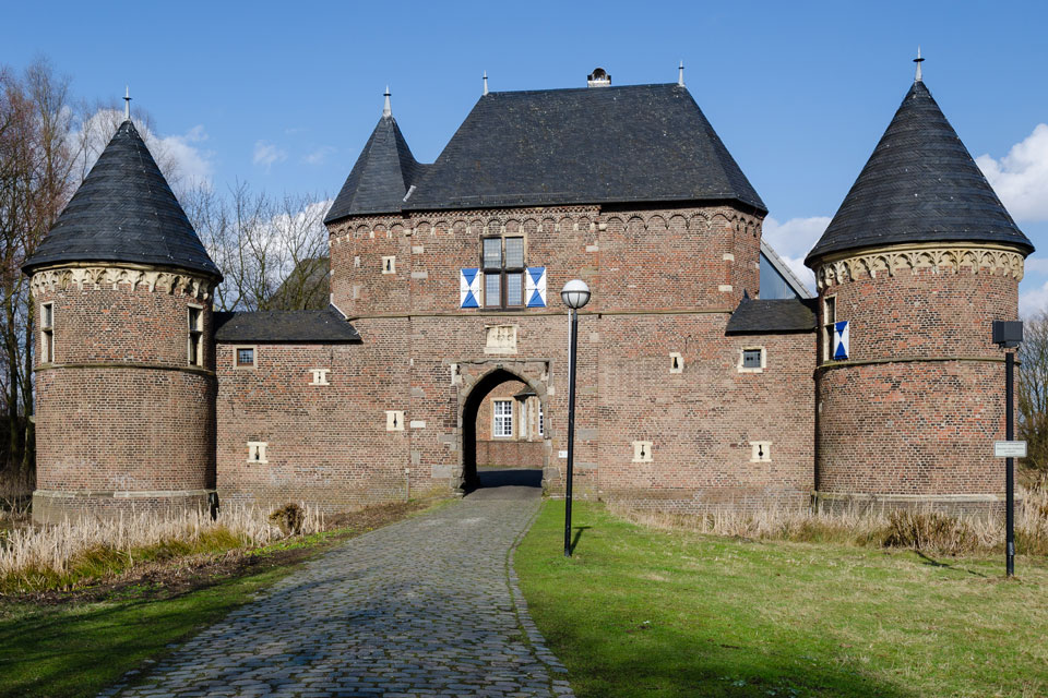Burg Vondern in Oberhausen (Foto: Tuxyso / Wikimedia Commons, CC BY-SA 3.0, https://commons.wikimedia.org/w/index.php?curid=25580487)