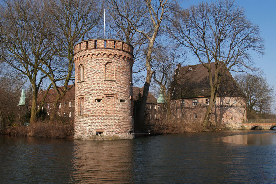 Schloss Bladenhorst in Castrop-Rauxel (Foto: Arnold Paul - Selbst fotografiert, CC BY-SA 2.5, https://commons.wikimedia.org/w/index.php?curid=1492756)