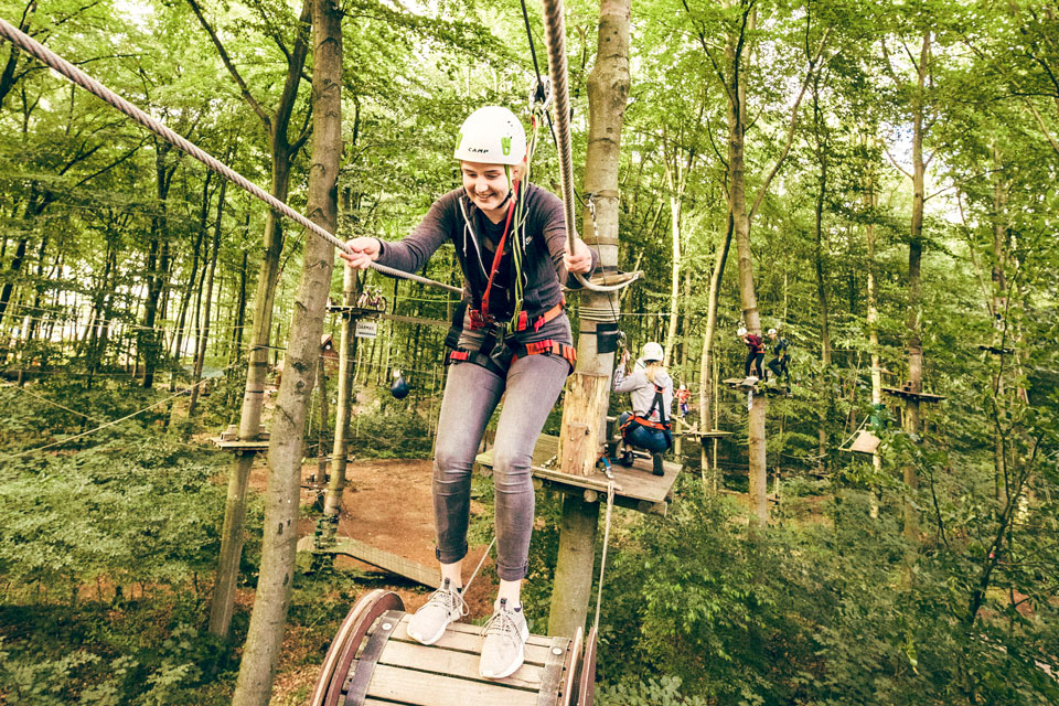 Mann im Klettergarten (Foto: Nicolai Semrau)