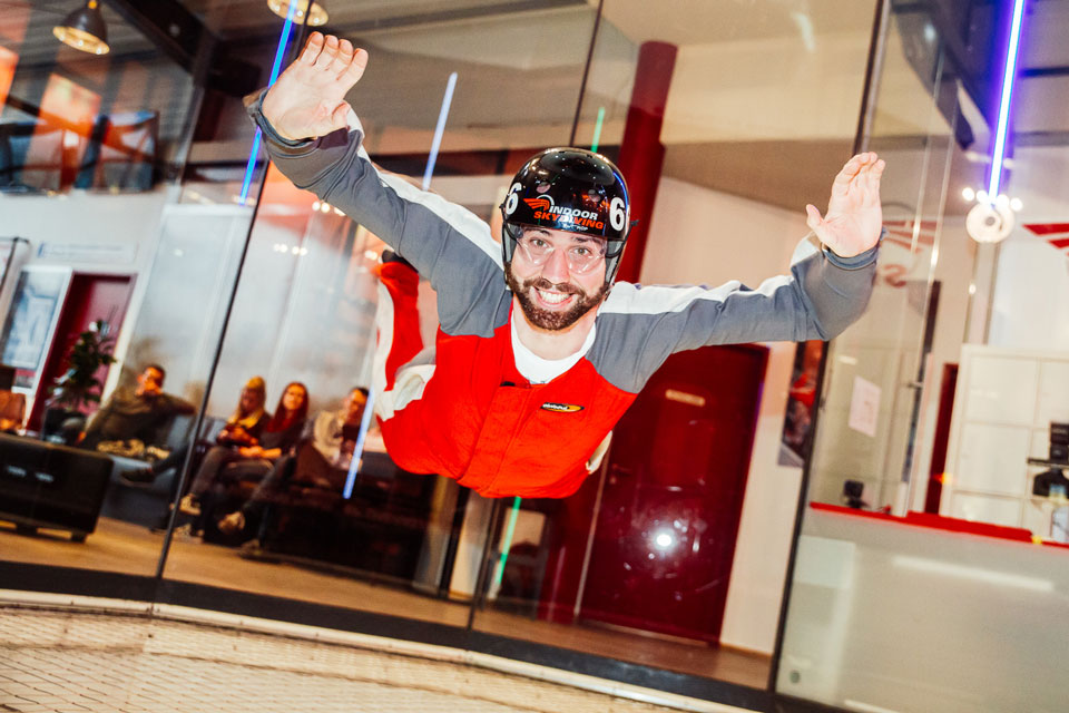 Mann im Indoor Skydiving (Foto: Arnd Drifte, Gathmann Michaelis und Freunde)