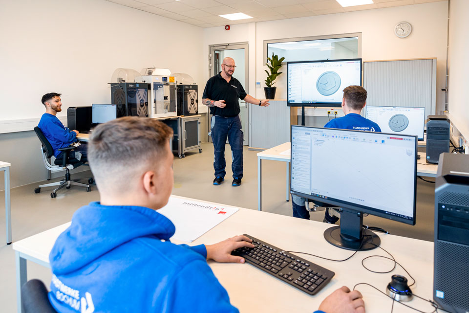 Auszubildende an Schreibtischen in neuer Auszubildendenwerkstatt der Stadtwerke Bochum Auszubildende in der neuen Auszubildendenwerkstatt der Stadtwerke Bochum (Foto: Sascha Kreklau)