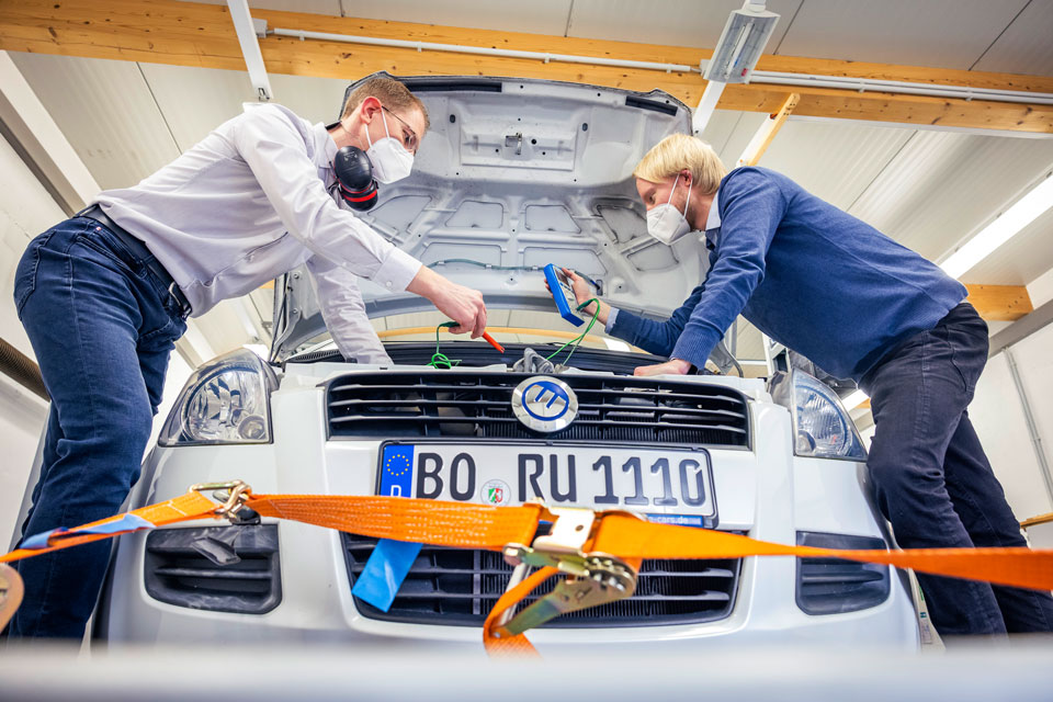 Zwei Männer an einem Elektroauto (Foto: Martin Leclaire)