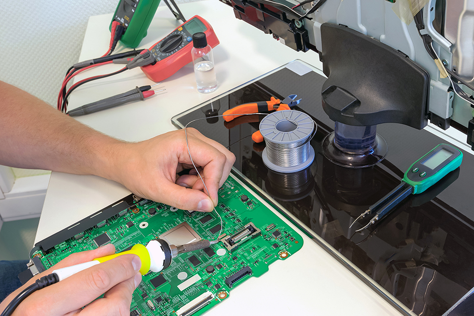 Reparatur am TV-Gerät (Foto: Dmitriy Muravev/ shutterstock)