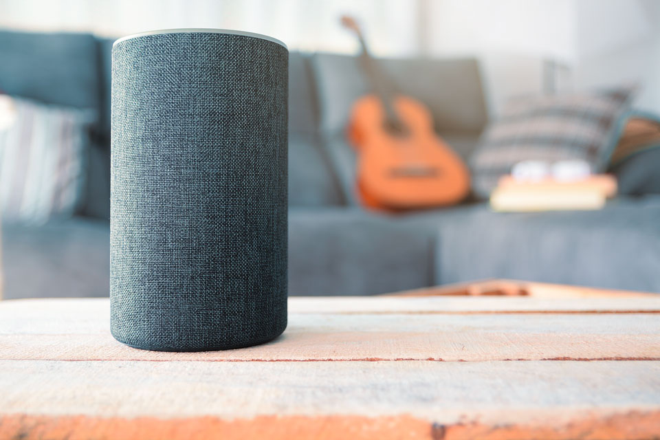 Smart Speaker in einem Wohnzimmer (Foto: Juan Ci/Shutterstock.com)
