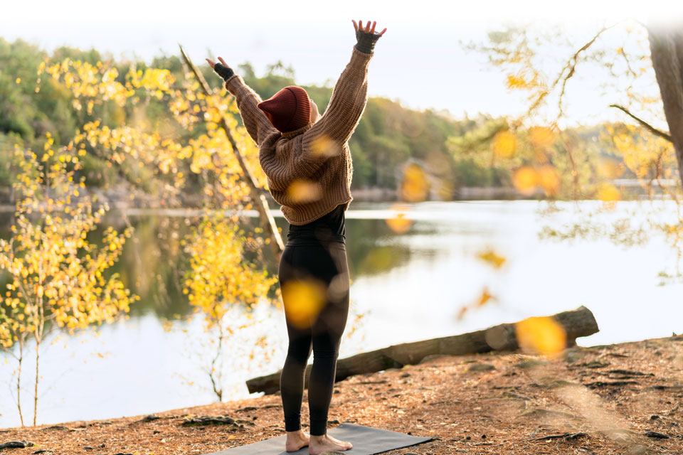 Frau macht draußen Yoga (Foto: Luza Studios/iStock)