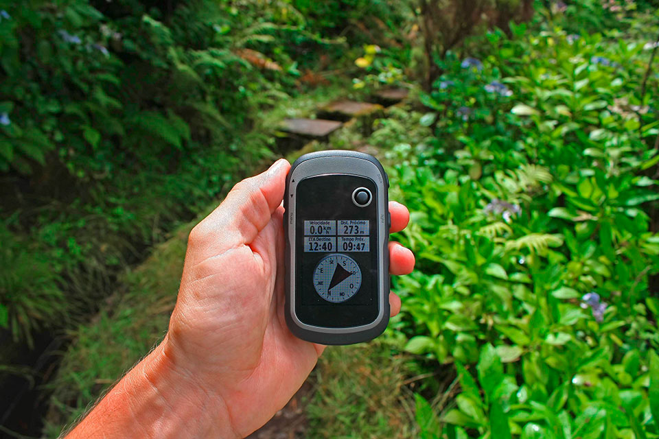 Mit GPS-Gerät in der Natur unterwegs (Foto: Eduardo Jarnac de Freitas/shutterstock)