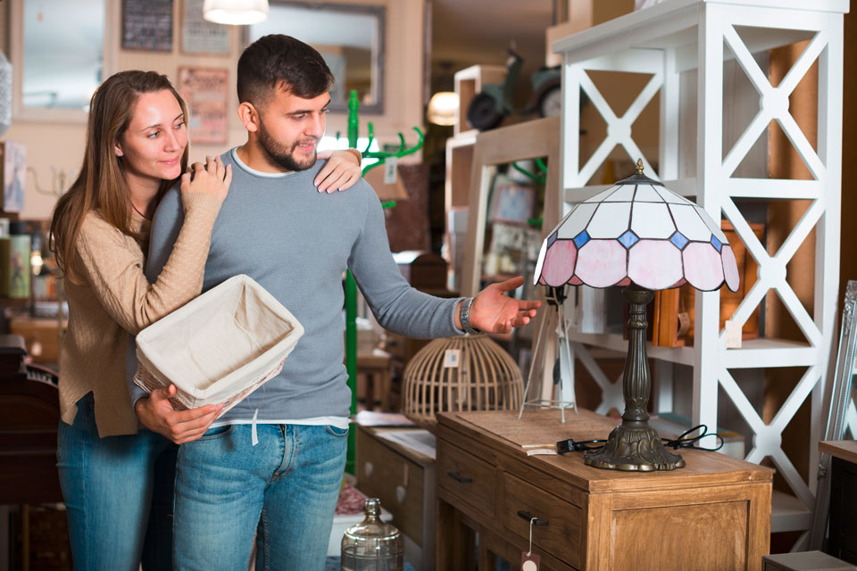 Frau und Mann in einem Gebrauchtmöbelladen (Foto: Iakov Filimonov/Shutterstock.com)