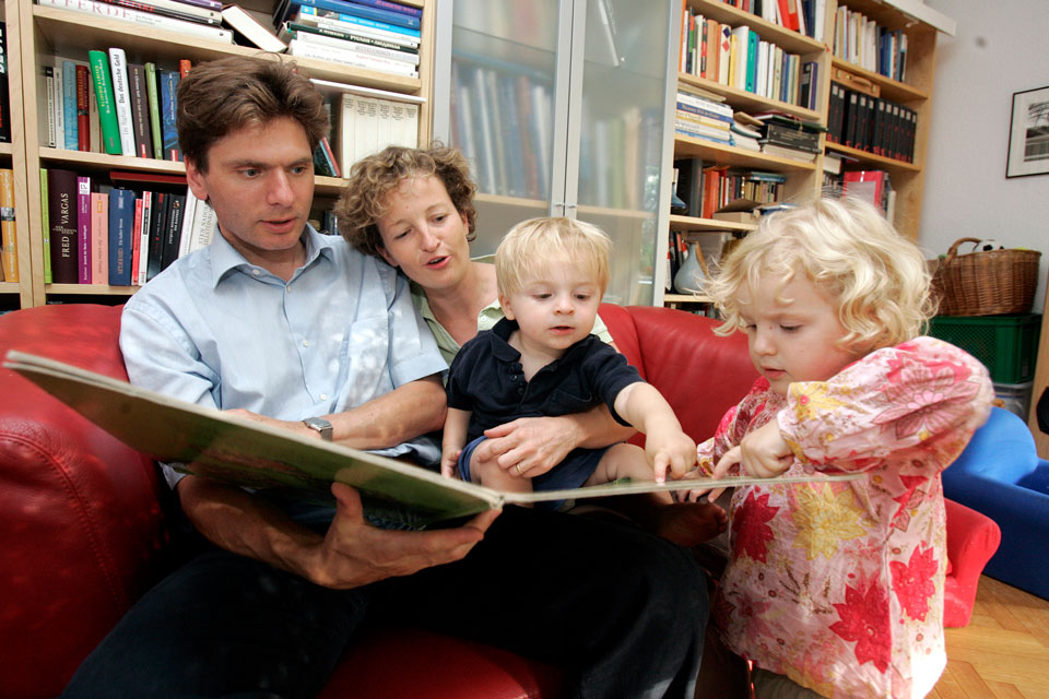 Familie beim Vorlesen (Foto: Stiftung Lesen)