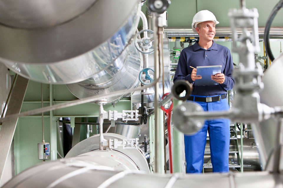 Techniker im Heizkraftwerk Kornharpen (Foto: Stadtwerke Bochum)