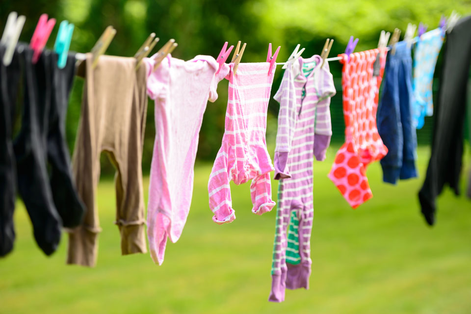 Wäscheleine mit bunter Kleidung (Foto: Nils Z/Shutterstock.com)