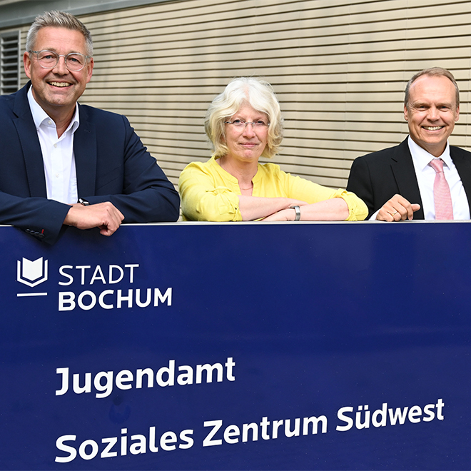 Das erste Projekt im Rahmen von „Natürlich Bochum“ wurde dank der Kooperation von Stadt Bochum, Sparkasse Bochum und Stadtwerken Bochum Realität. v.l. Frank Thiel, Geschäftsführer Stadtwerke Bochum, Ulrike Rüsseler-Thiesmeier, Expertin der Erziehungsberatungsstelle Südwest der Stadt Bochum und Andreas Wilming, Vorstandsmitglied der Sparkasse Bochum