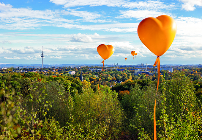 Bürgerprojekte Stadtwerke Bochum - orange Luftballonherzen am Himmel