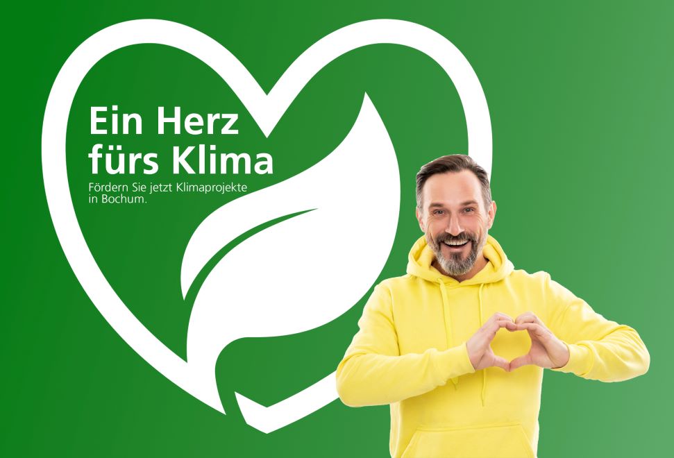 Mann im Hoodie formt ein Herz mit den Händen vor einem Hintergrund mit Herz- und Blattsymbolen.