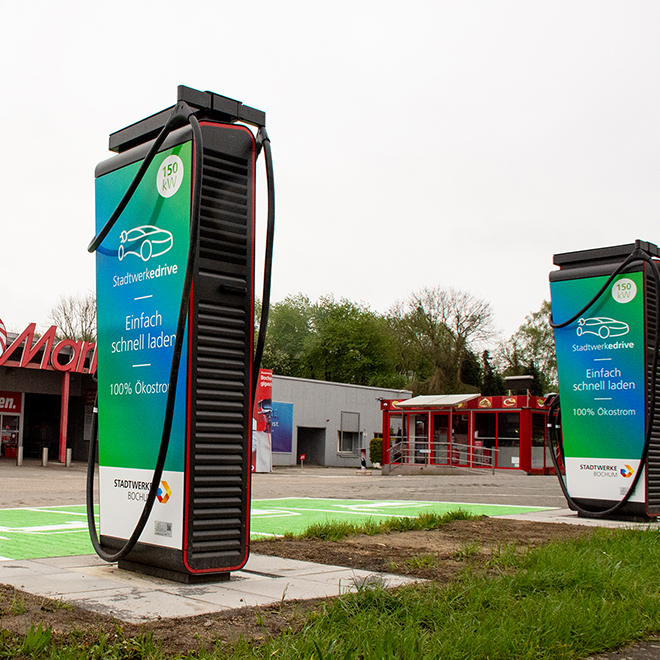 Schnellladestationen auf dem Parkplatz vor Media Markt