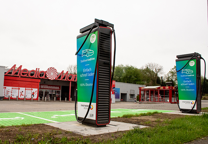 Schnellladestationen auf dem Parkplatz vor Media Markt