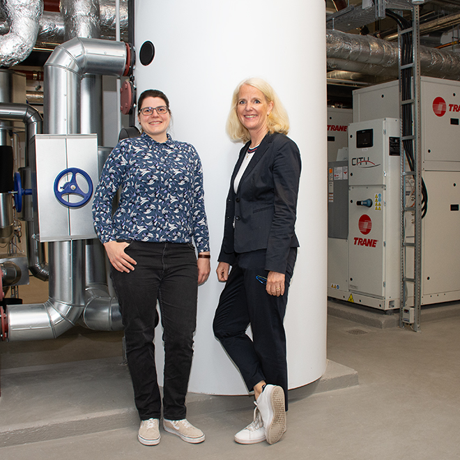 v.l. Raphaela Klug und Elke Temme in der Technikzentrale