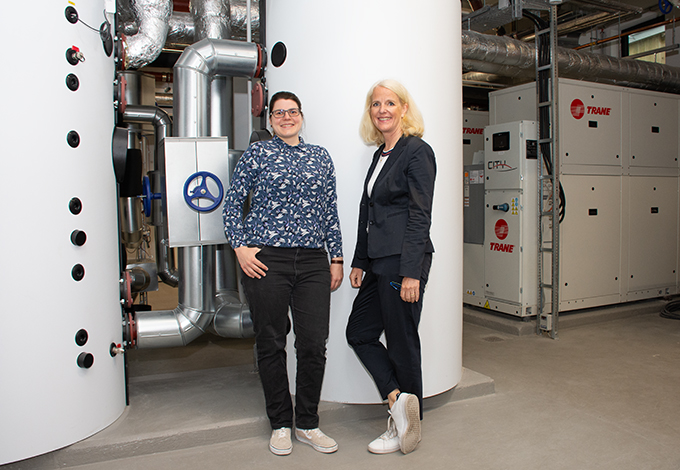 v.l. Raphaela Klug und Elke Temme in der Technikzentrale