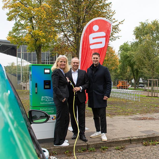 v.l. Stadtwerke-Geschäftsführerin Elke Temme, Sparkassen-Vorstand Andreas Wilming und Jannis Bär, Leiter Elektromobilität bei den Stadtwerken Bochum, nehmen die neuen Ladestationen offiziell in Betrieb.