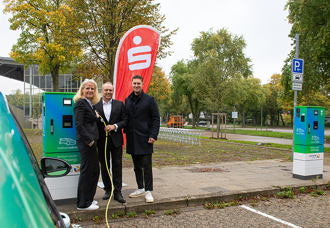 v.l. Stadtwerke-Geschäftsführerin Elke Temme, Sparkassen-Vorstand Andreas Wilming und Jannis Bär, Leiter Elektromobilität bei den Stadtwerken Bochum, nehmen die neuen Ladestationen offiziell in Betrieb.