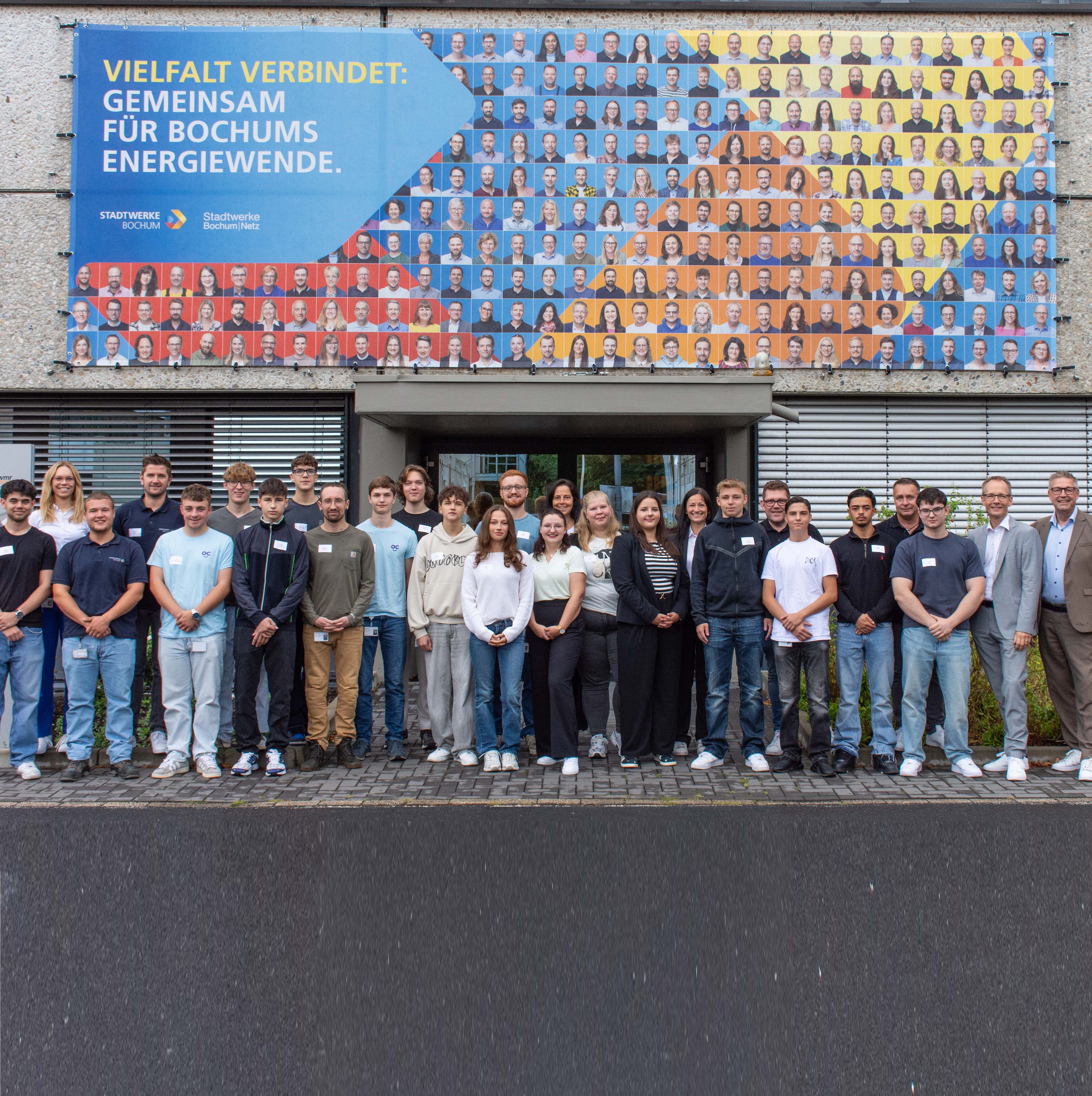 Gruppenfoto der neuen Auszubildenden der Stadtwerke Bochum