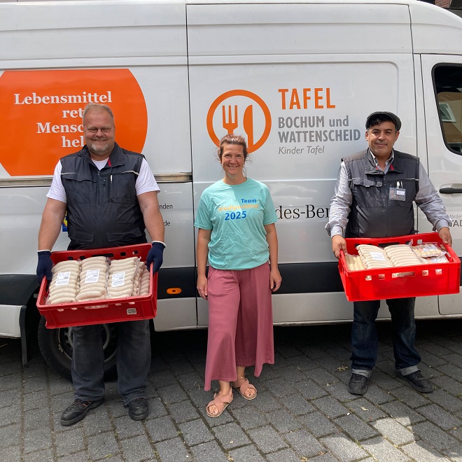 Stadtwerkerin Anna Kunz (Mitte) hat rund 300 Würstchen an die Helfer der Tafel übergeben. 