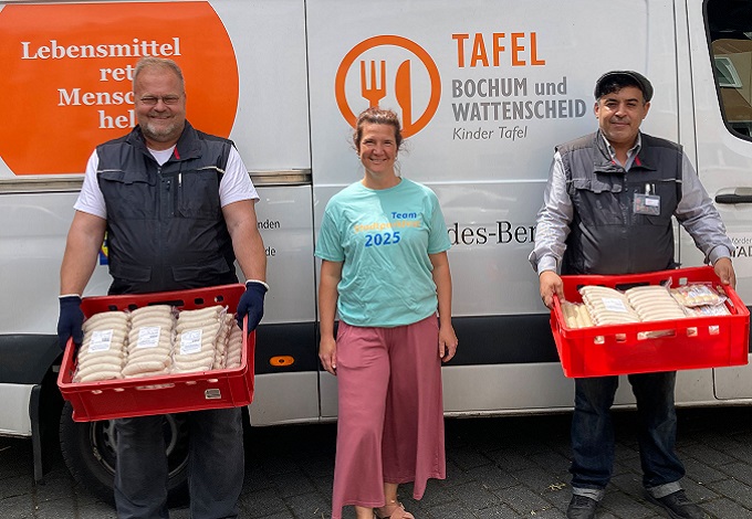 Stadtwerkerin Anna Kunz (Mitte) hat rund 300 Würstchen an die Helfer der Tafel übergeben. 