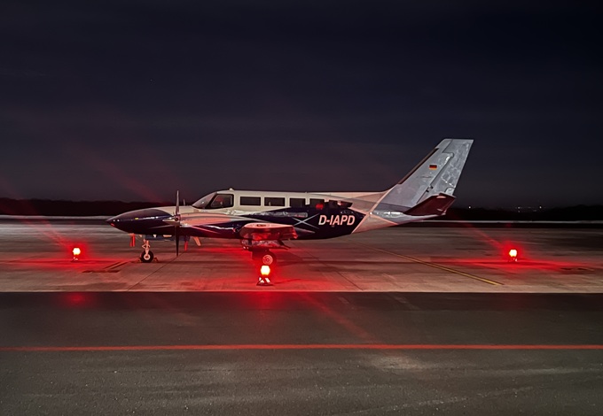 Private Propeller-Maschine bei Nacht auf Rollfeld
