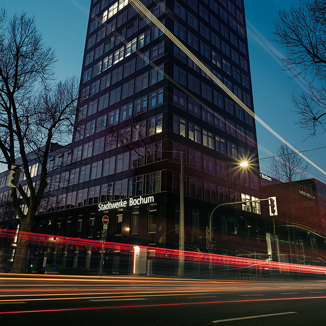 Stadtwerke Bochum Gebäude bei Abenddämmerung mit Lichtspuren