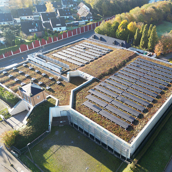Dach mit Solarpaneelen und begrüntem Bereich in Bochum
